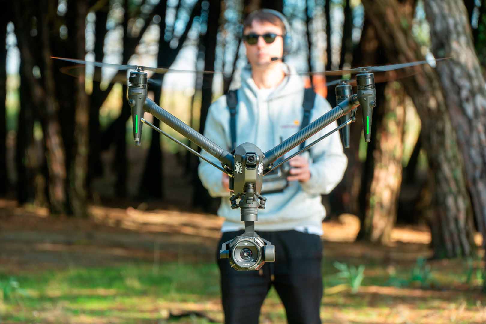 Grabación y alquiler de drones profesionales en rodaje con doble operador