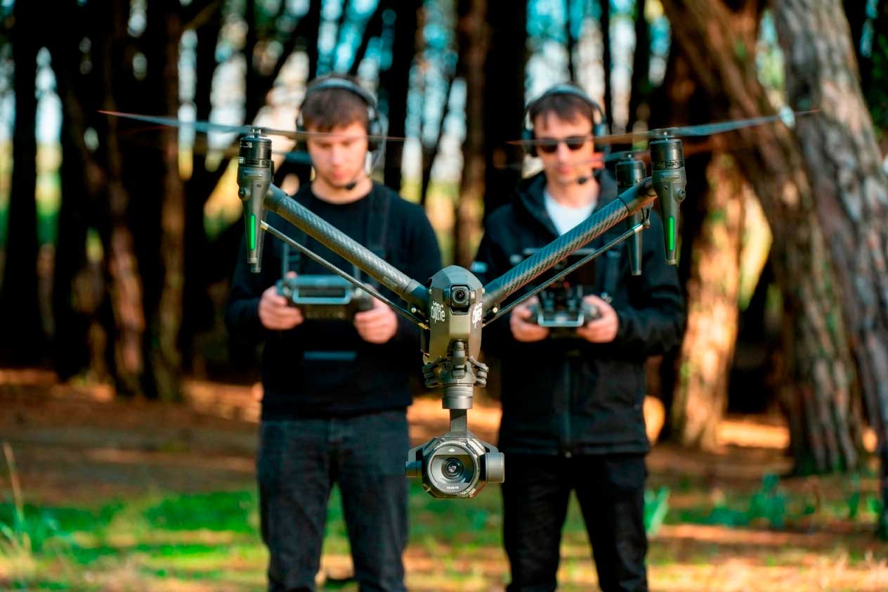Grabación y alquiler de drones profesionales en rodaje con doble operador